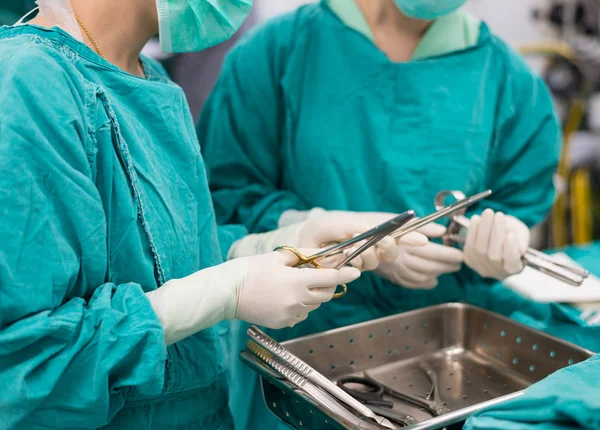 Enfermeira de esfoliação preparar instrumentos médicos para cirurgia cardíaca aberta — Fotografia de Stock