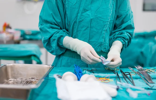 Enfermeira de esfoliação prepara instrumentos médicos para cirurgia — Fotografia de Stock