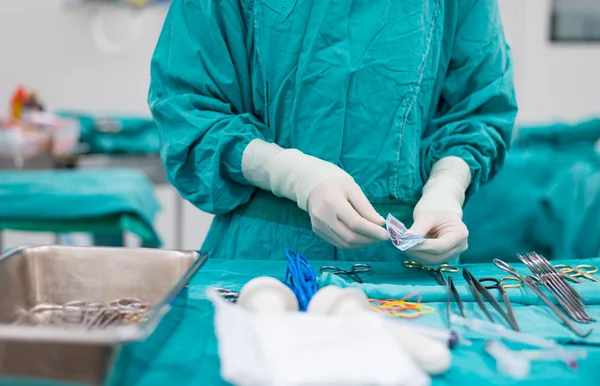 Scrub nurse förbereda medicinska instrument för kirurgi — Stockfoto