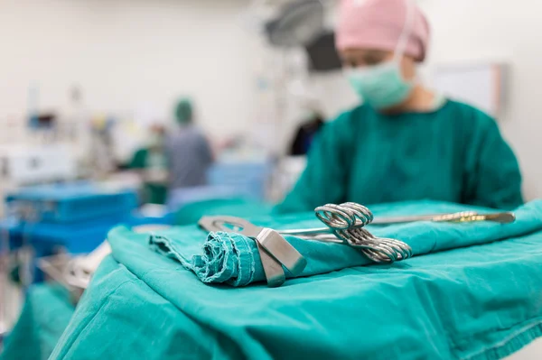 Enfermeira de esfoliação prepara instrumentos médicos para cirurgia — Fotografia de Stock