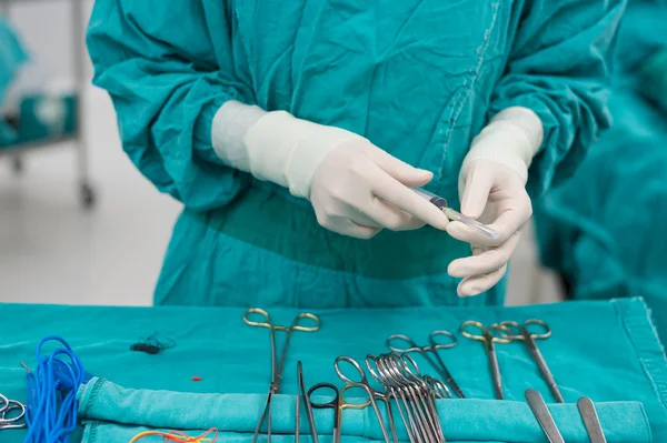 Enfermeira de esfoliação prepara instrumentos médicos para cirurgia — Fotografia de Stock