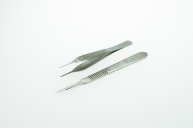 Beyaz arka plan üzerinde temel cerrahi aletler