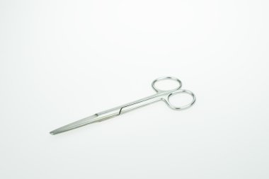 Beyaz arka plan üzerinde temel cerrahi aletler