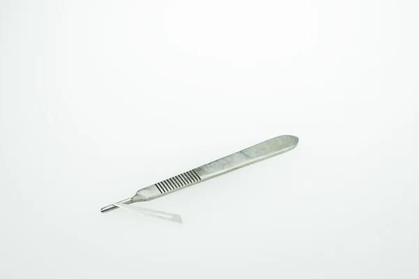 Instruments chirurgicaux de base sur fond blanc — Photo