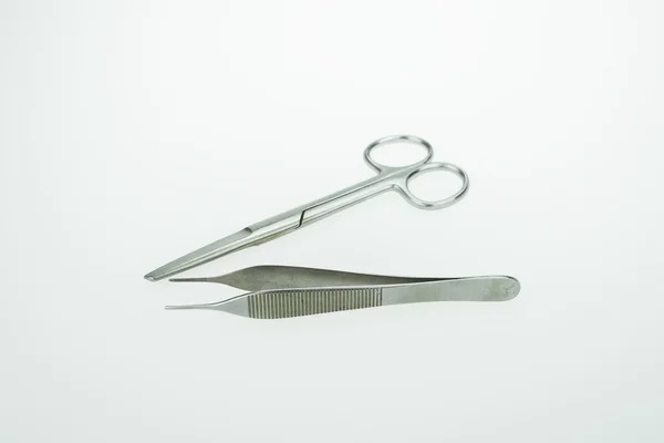 Instrumentos cirúrgicos básicos sobre fundo branco — Fotografia de Stock