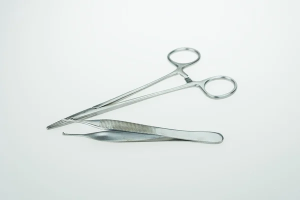 Instrumentos quirúrgicos básicos sobre fondo blanco — Foto de Stock