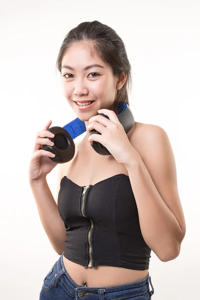 Asiatische junge Frau zeigen drahtlosen Kopfhörer — Stockfoto