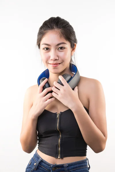 Młoda kobieta Azji słuchać muzyki przez słuchawki bezprzewodowe — Zdjęcie stockowe