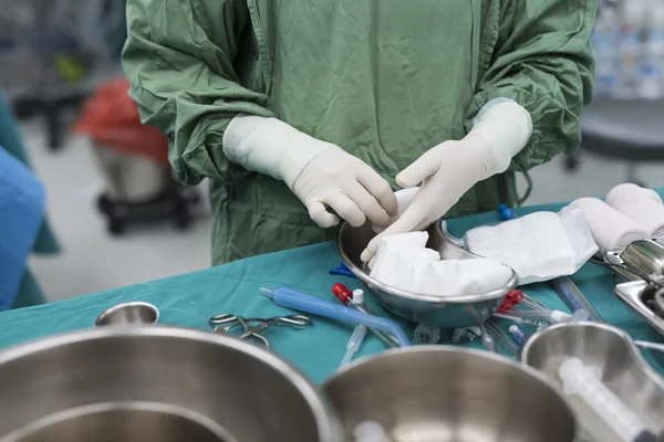 Enfermera de exfoliación prepara instrumentos médicos para cirugía a corazón abierto —  Fotos de Stock