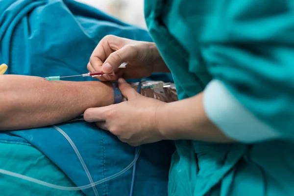 Anestezi uzmanı hemşire açın intravenöz sıvı — Stok fotoğraf