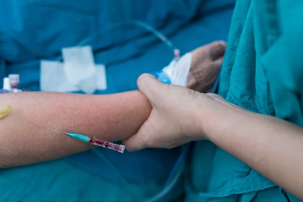 Anestezi uzmanı hemşire açın intravenöz sıvı — Stok fotoğraf