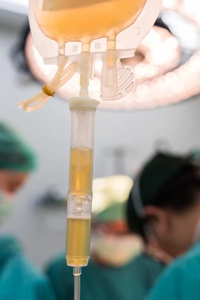 Dando componentes sanguíneos de plasma fresco congelado durante a cirurgia — Fotografia de Stock