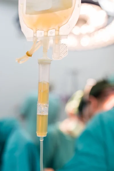 Giving fresh frozen plasma blood components during surgery — Stock Photo, Image