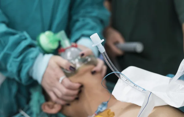 anestezi uzmanı doktor oksijen maskesi tutun ve entübasyon için hazırlamak