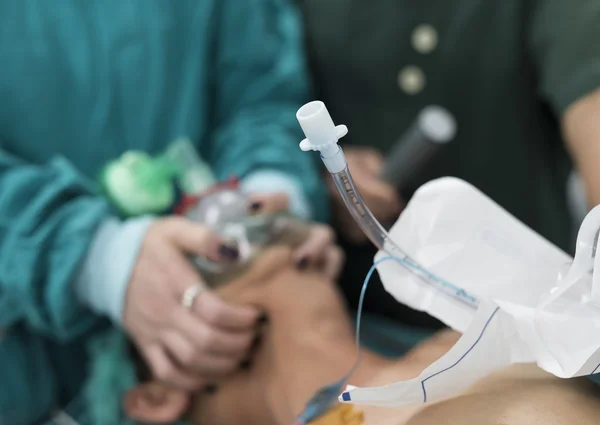 Anestesiólogo médico mantenga máscara de oxígeno y prepararse para la intubación — Foto de Stock