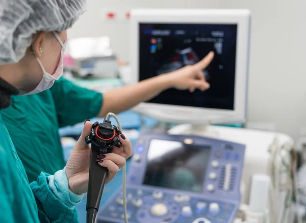 닥터 사용 echocardiogram 자가 — 스톡 사진