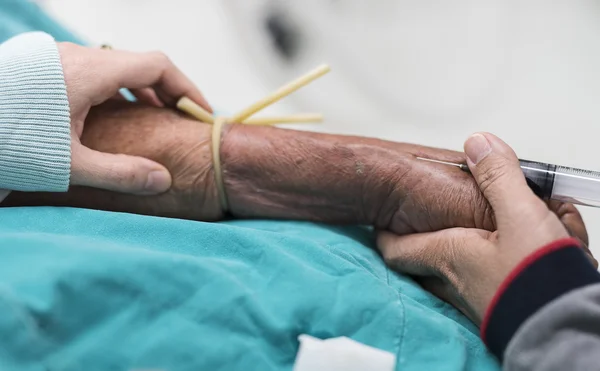 Infermiera che preleva sangue dal paziente — Foto Stock