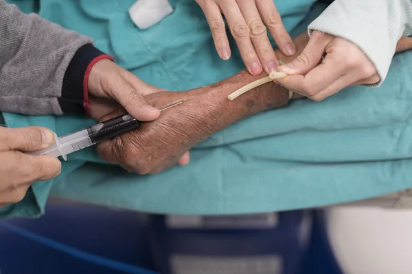 Enfermeira que tira sangue do paciente — Fotografia de Stock