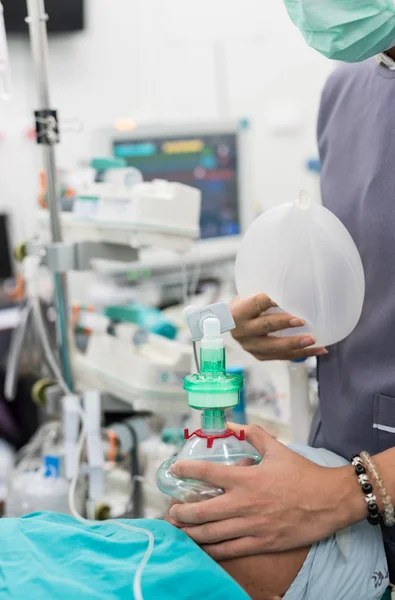 Pre oxygenation chin lift position with holding oxygen mask — Stock Photo, Image