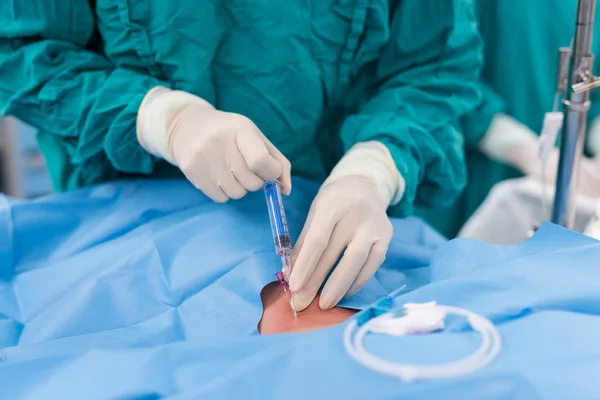 Doktor ponksiyon iç karotis damarı