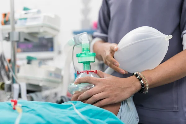 Pre oxygenatie kin lift positie met een bedrijf van zuurstof masker — Stockfoto