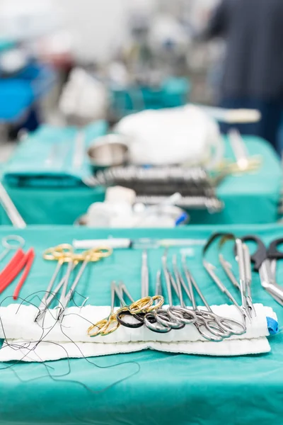 Instrumentos cirúrgicos para cirurgia cardíaca aberta — Fotografia de Stock