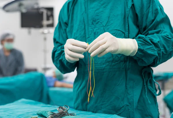 Orvosi műszereket előkészítő ápolónő a műtéthez — Stock Fotó