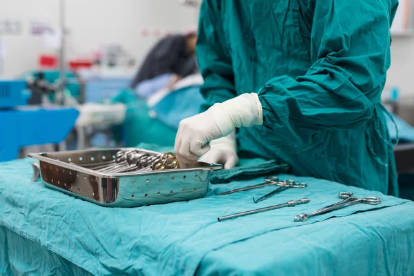 Enfermera de matorral preparando instrumentos médicos para la operación — Foto de Stock