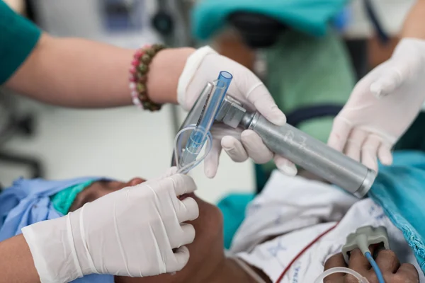 Médico intubar tubo endotraqueal duplo lúmen — Fotografia de Stock