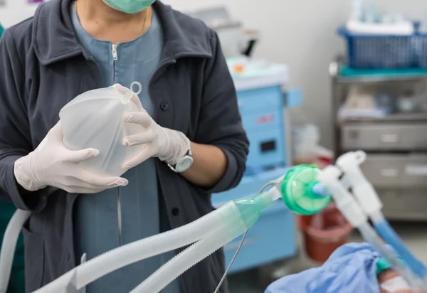 환기를 위한 ambu 가방을 사용 하는 간호사 — 스톡 사진
