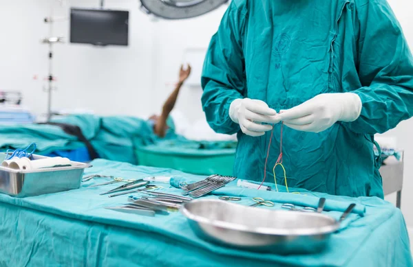 Enfermeira de esfoliação preparando instrumentos médicos para a operação — Fotografia de Stock