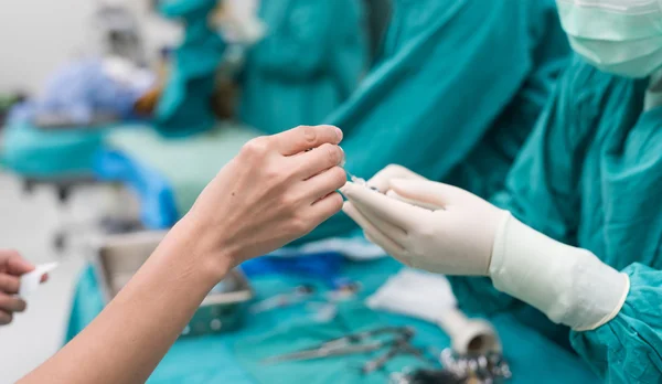 Enfermeira de esfoliação preparando solução médica — Fotografia de Stock