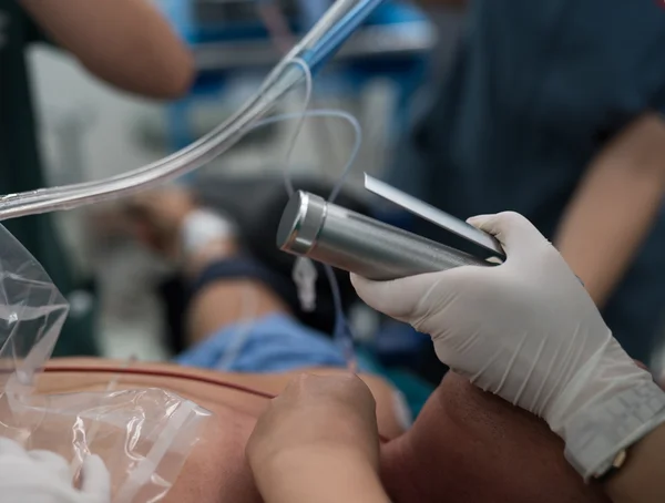 Orvos alkalmazni az endotracheális intubálás laringoszkóp — Stock Fotó