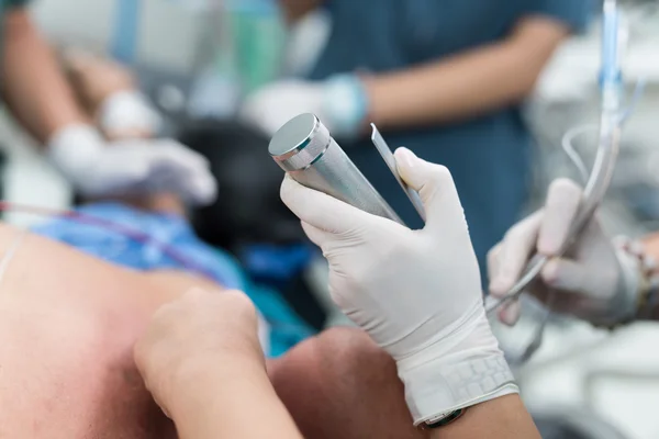 Läkare gäller laryngoskopet för endotrakeal intubation — Stockfoto