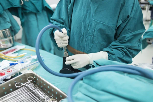 Scrub nurse förbereder medicinska instrument för kirurgi — Stockfoto