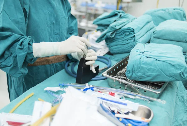 Enfermeira de esfoliação preparando instrumentos médicos para cirurgia — Fotografia de Stock