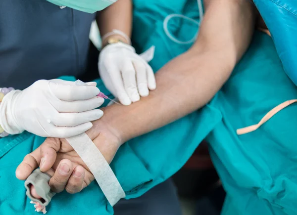 Anestesiólogo enfermera abrir el líquido intravenoso — Foto de Stock