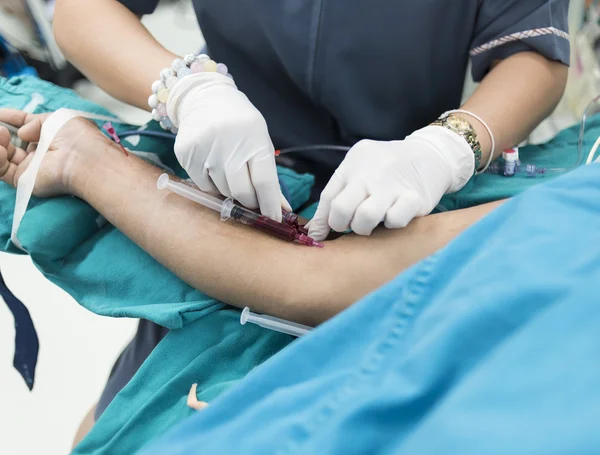 Anestesiólogo enfermera abrir el líquido intravenoso — Foto de Stock