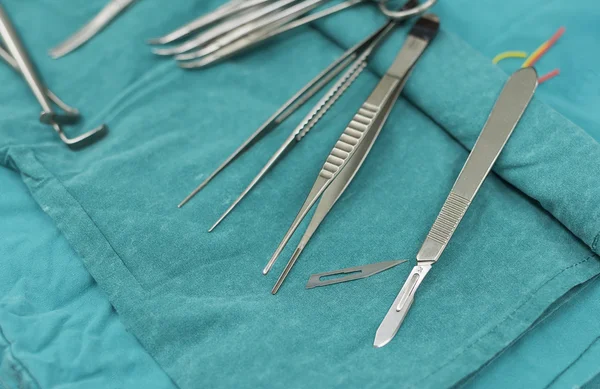 Os instrumentos cirúrgicos — Fotografia de Stock