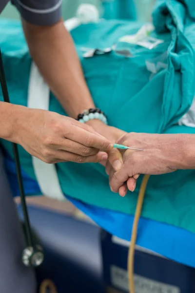 Медсестра-анестезиолог открыла внутривенную жидкость — стоковое фото