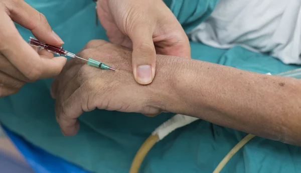 Anestesiólogo enfermera abrir el líquido intravenoso — Foto de Stock