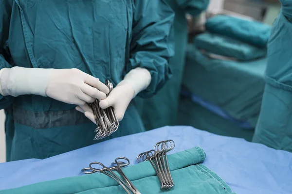 Scrub infermiera preparare strumenti medici per l'operazione — Foto Stock