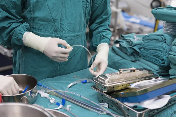 Enfermera de matorral preparando instrumentos médicos para la operación —  Fotos de Stock