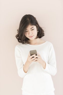 Asyalı kadın mobil tutun