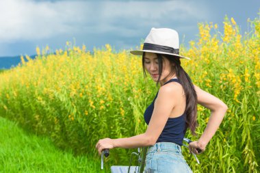 Asyalı kadın binicilik bisiklet