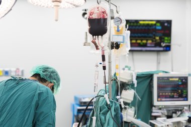 Ameliyat sırasında paketlenmiş kırmızı hücre veren