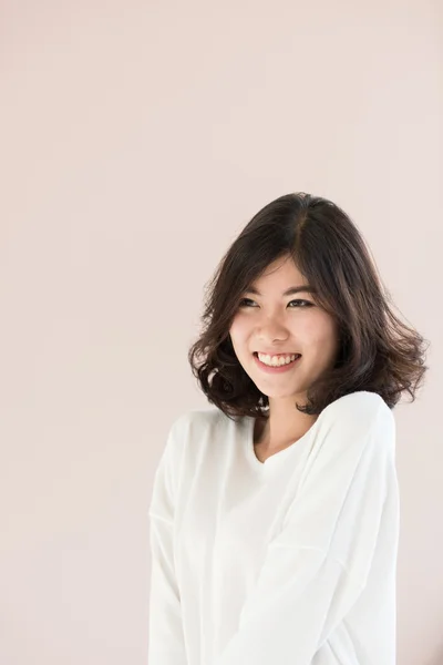 Aziatische jonge vrouw — Stockfoto