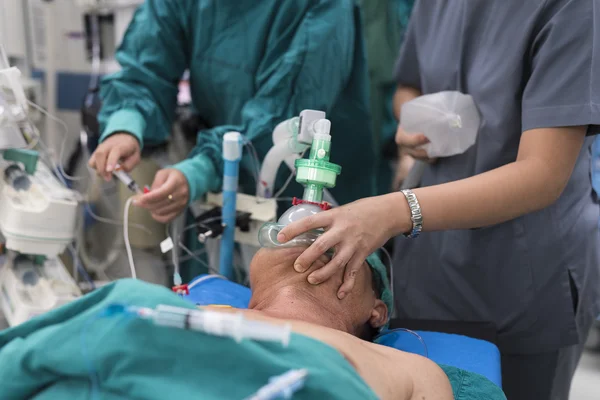 Pre oksijenasyonu çene pozisyonu ile oksijen maskesi hazır tutuyor — Stok fotoğraf