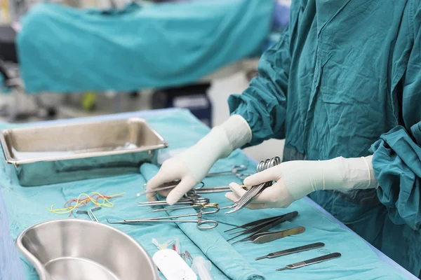 Enfermeira esfoliante preparar instrumentos médicos — Fotografia de Stock