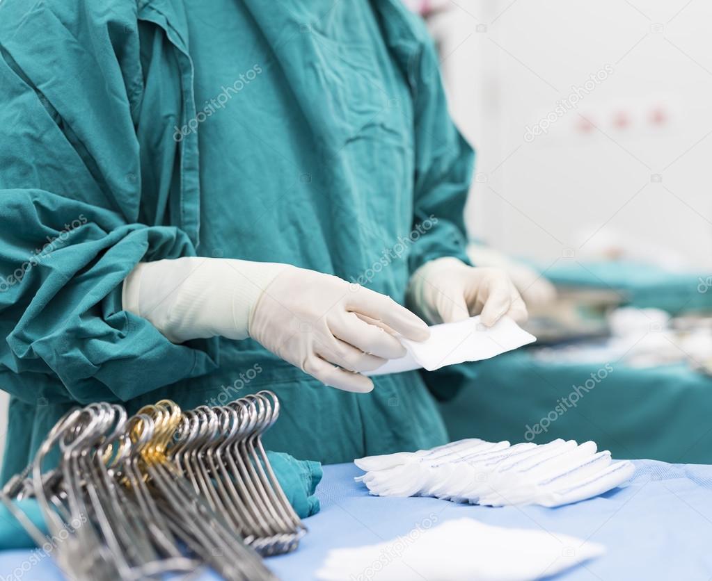 scrub nurse prepare medical instruments
